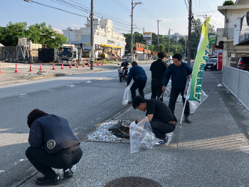 第107回 地域貢献活動で道路沿いを清掃する様子